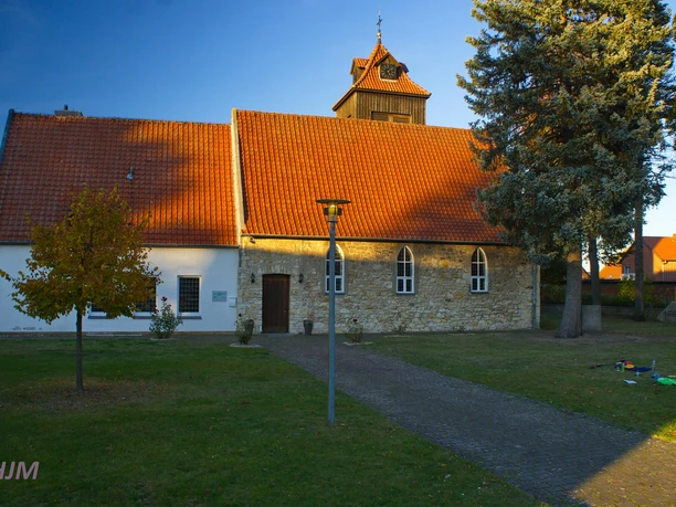 St.-Viti-Kirche Hillerse_aussen_H.-Jürgen Michels.jpg