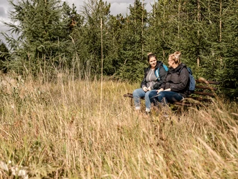 Wandern in der Urlaubsregion Altenberg Wanderung mit Jugend, Gesingberg, Landschaft, Feuerwehrausfahrt, Wanderschilder, Wanderwege, Wanderer bei Pause, Kahleberg Ausblick