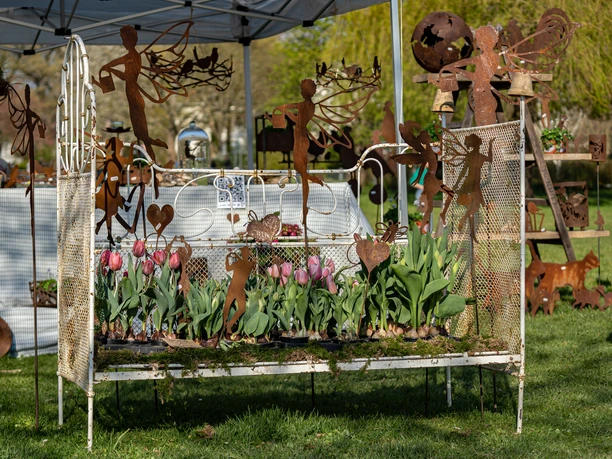 Blumen und Gartenstecken