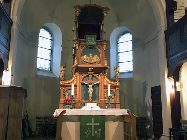 St. Nicolai und Catharinen Wahrenholz_Altar von 1904.jpg