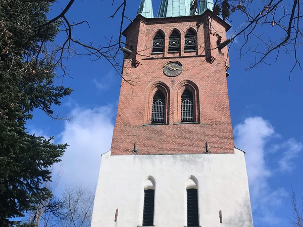 St. Nicolai und Catharinen Wahrenholz_Kirchenansicht von Westen mit Turm.jpg