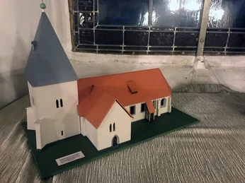 St. Nicolai und Catharinen Wahrenholz_Modell der alten Kirche im Mittelalter.jpg