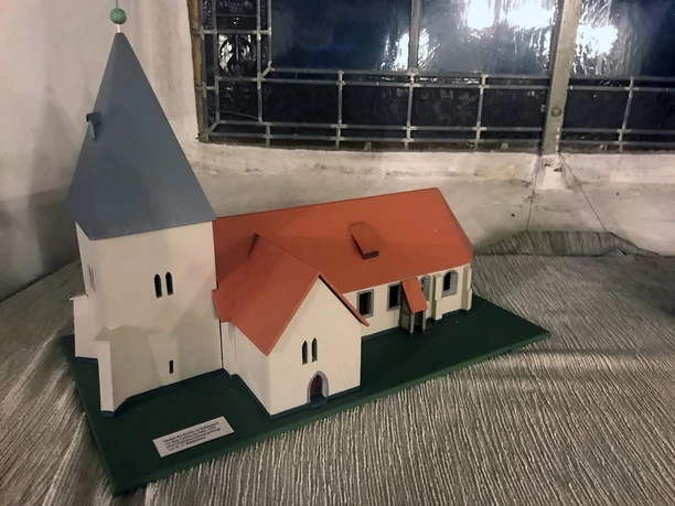 St. Nicolai und Catharinen Wahrenholz_Modell der alten Kirche im Mittelalter.jpg