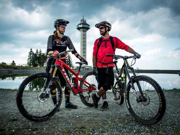 Mountainbiker am Bergsee auf dem Ettelsberg mit Hochheideturm Mountainbiker am Bergsee auf dem Ettelsberg mit Hochheideturm