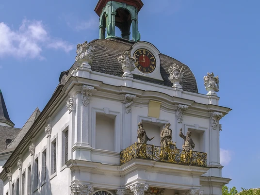 Die Kreuzbergkirche Im Ortsteil Ippendorf steht die 1627 unter Kurfürst Ferdinand von Köln erbaute Kreuzbergkirche. Sie ist vor allem durch die Nachbildung der Heiligen Stiege bekannt, die 1745 nach einem Entwurf von Balthasar Neumann angefügt wurde.
