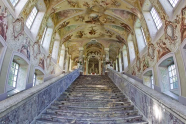 Die heilige Stiege Im Ortsteil Ippendorf steht die 1627 erbaute Kreuzbergkirche. Sie ist vor allem durch die Nachbildung der Heiligen Stiege bekannt, die 1745 nach einem Entwurf von Balthasar Neumann angefügt wurde.