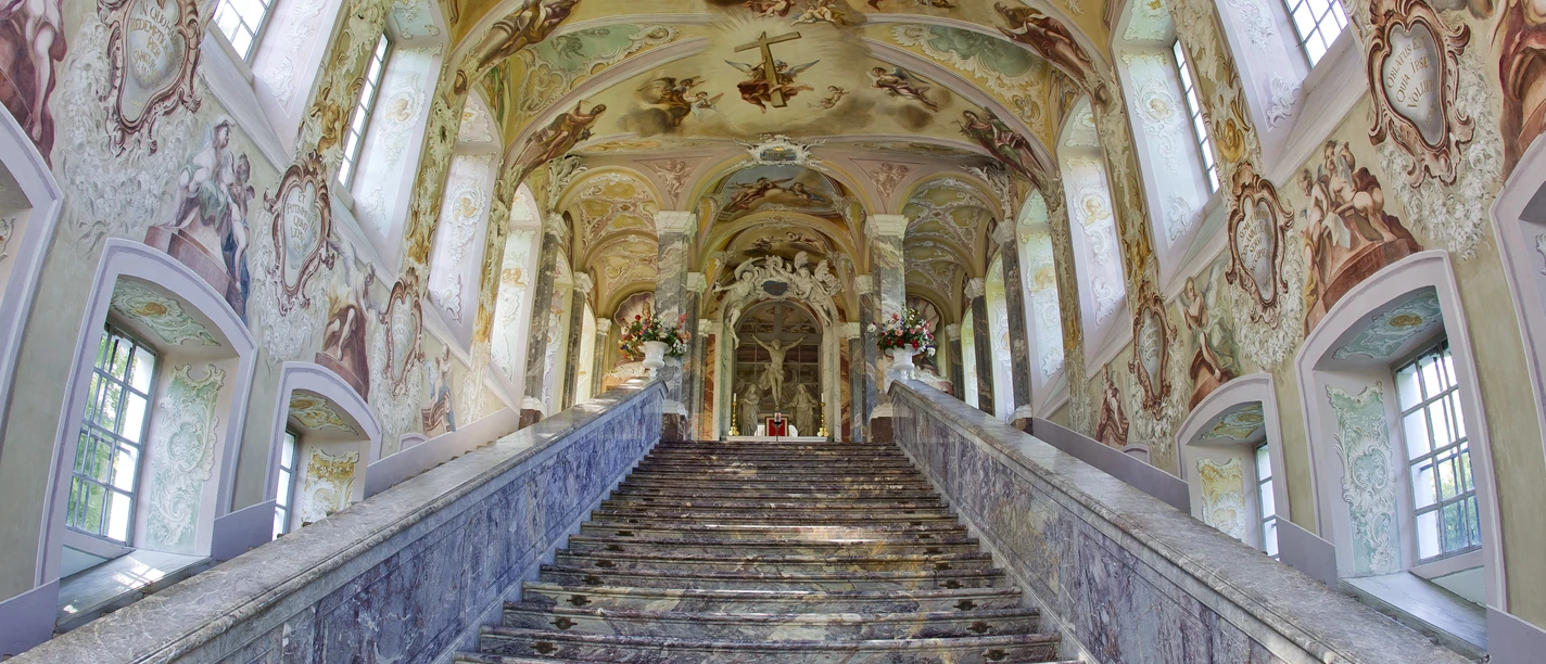Die heilige Stiege Im Ortsteil Ippendorf steht die 1627 erbaute Kreuzbergkirche. Sie ist vor allem durch die Nachbildung der Heiligen Stiege bekannt, die 1745 nach einem Entwurf von Balthasar Neumann angefügt wurde.