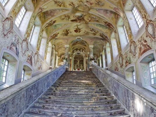 Die heilige Stiege Im Ortsteil Ippendorf steht die 1627 erbaute Kreuzbergkirche. Sie ist vor allem durch die Nachbildung der Heiligen Stiege bekannt, die 1745 nach einem Entwurf von Balthasar Neumann angefügt wurde.