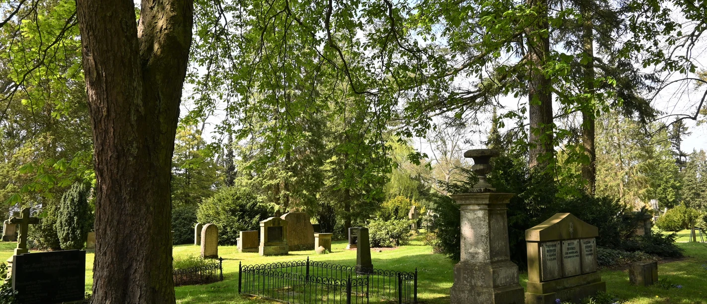 Hasefriedhof Grabmale.JPG Hasefriedhof alte Grabmale aus Stein