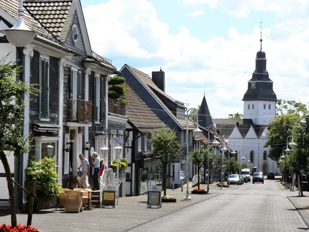 Ortskern Nümbrecht <p>Historische Fachwerkhäuser in Nümbrecht, ruhige Straße mit Fußgängern. Kirche im Hintergrund.</p>