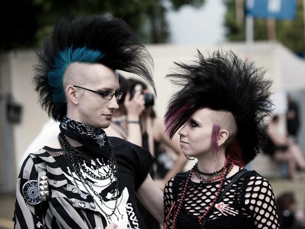 Jennifer Hoffert-Karas5 www.jenly.de.jpg Zwei Punker mit auffälligen Frisuren und Nietenbekleidung stehen sich draußen gegenüber.