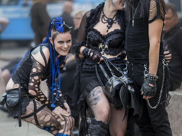 Gustavo.Hochman4.JPG Drei Personen in schwarzer Gothic-Kleidung und dekorativen Accessoires lachen gemeinsam.