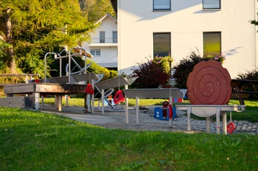 spielplatz-alti-gassa_2018-10-03_046-1.jpg Photo de quelques éléments de jeu sur l'aire de jeux
