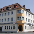 Südhotel Mehrstöckiges Hotelgebäude an einer Straßenecke, mit hellen Fassaden und markanten Fensterreihen.