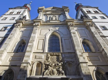 Mitten in der Bonner Innenstadt, zwischen Markplatz und Beethovenhaus, ist die Namen-Jesu-Kirche gelegen. Als Jesuitenkirche zwischen 1686 und 1717 errichtet, ist sie ein kunsthistorisch bedeutsames Zeugnis des sogenannten Jesuitenbarocks. Seit 2012 steht sie dem Katholischen Bistum der Alt-Katholiken in Deutschland als Kathedralkirche zur Verfügung.