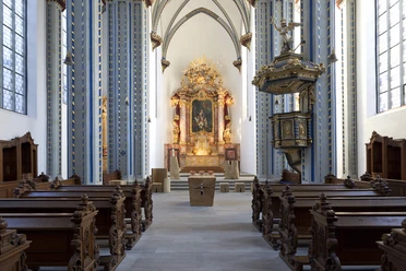 Namen-Jesu-Kirche Mitten in der Bonner Innenstadt, zwischen Markplatz und Beethovenhaus, ist die Namen-Jesu-Kirche gelegen. Als Jesuitenkirche zwischen 1686 und 1717 errichtet, ist sie ein kunsthistorisch bedeutsames Zeugnis des sogenannten Jesuitenbarocks. Seit 2012 steht sie dem Katholischen Bistum der Alt-Katholiken in Deutschland als Kathedralkirche zur Verfügung.