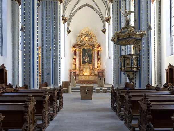 Namen-Jesu-Kirche Mitten in der Bonner Innenstadt, zwischen Markplatz und Beethovenhaus, ist die Namen-Jesu-Kirche gelegen. Als Jesuitenkirche zwischen 1686 und 1717 errichtet, ist sie ein kunsthistorisch bedeutsames Zeugnis des sogenannten Jesuitenbarocks. Seit 2012 steht sie dem Katholischen Bistum der Alt-Katholiken in Deutschland als Kathedralkirche zur Verfügung.