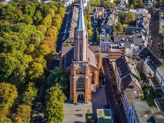 Die Kreuzkirche am Kaiserplatz ist die größte evangelische Kirche am Mittelrhein und mit 1.200 Plätzen auch die größte Kirche in Bonn.
