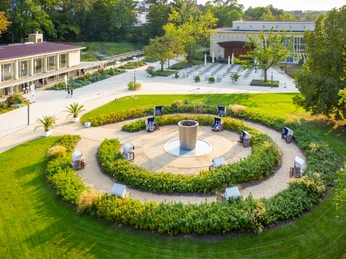 Sole-Strand im Kurpark von Bad Salzuflen Kreisförmiger Sole-Strand im Kurpark Bad Salzuflen, umgeben von grüner Rasenfläche und Bäumen.