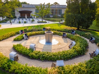 Sole-Strand im Kurpark von Bad Salzuflen Runder Platz im Kurpark von Bad Salzuflen, umgeben von Strandkörben und Grünflächen, zentrale Skulptur.