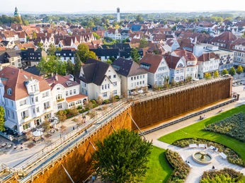 Gradierwerk in der Altstadt von Bad Salzuflen Gradierwerk in Bad Salzuflens Altstadt, mit angrenzenden Fachwerkhäusern und gepflegter Parkanlage.