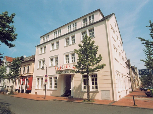 Arthotel ANA Fleur Vierstöckiges Arthotel ANA Fleur im klassischen Stil, umgeben von Bäumen, unter blauem Himmel.