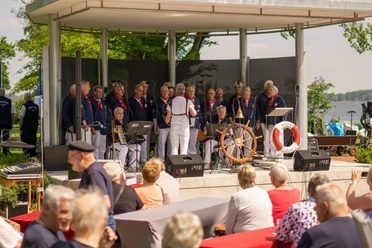 Shanty Festival.jpg Shanty Chor auf Bühne
