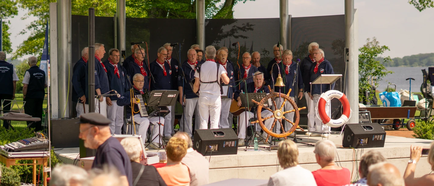 Shanty Festival.jpg Shanty Chor auf Bühne