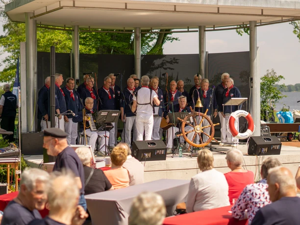 Shanty Festival.jpg Shanty Chor auf Bühne