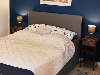 fewo_montreux_schlafbereich.JPG Schlafzimmer mit Doppelbett und Bild darüber