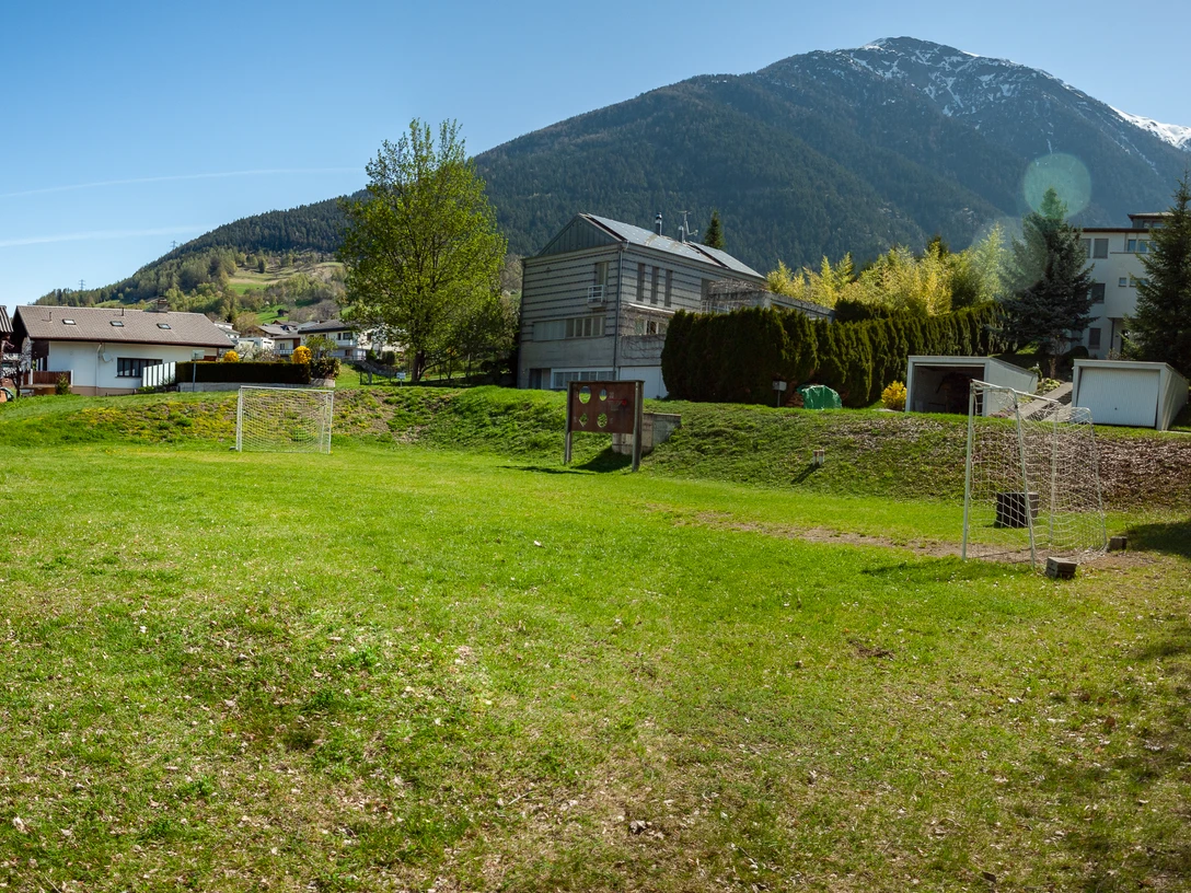 OLYMPUS DIGITAL CAMERA Bild der Rasenfläche in TermenPicture of the lawn in TermenPhoto de la pelouse à Termen
