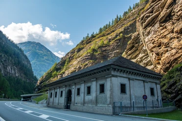 Wanderung Simplon Dorf - Alpjerbidi - Alpjen - Alte Kaserne (Gondoschlucht) Exterior view of the Old Barracks