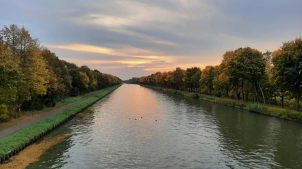 Mittellandkanal Sonnenuntergang über dem Mittellandkanal mit herbstlich gefärbten Bäumen entlang der Uferpromenade.