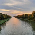 Mittellandkanal Sonnenuntergang über dem Mittellandkanal mit herbstlich gefärbten Bäumen entlang der Uferpromenade.