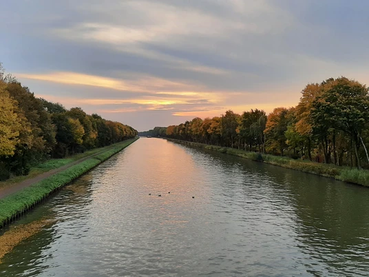 Mittellandkanal Sonnenuntergang über dem Mittellandkanal mit herbstlich gefärbten Bäumen entlang der Uferpromenade.