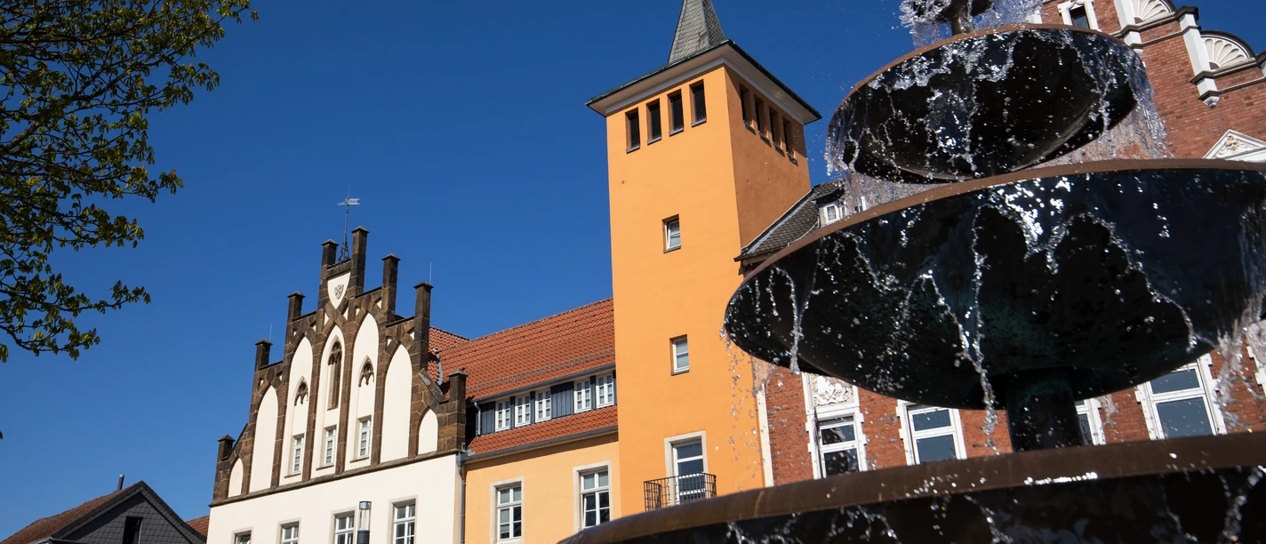 Altes Rathaus mit Museum und Mediothek in Lübbecke Altes Rathaus mit Museum und Mediothek in Lübbecke mit markantem Turm und dem Bierbrunnen im Vordergrund unter blauem Himmel.