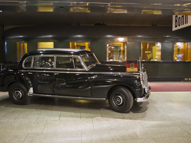 Adenauer Mercedes Auf mehr als 4000 Quadratmetern zeigt das Haus der Geschichte der Bundesrepublik Deutschland deutsche Zeitgeschichte vom Ende des Zweiten Weltkriegs bis in die Gegenwart.