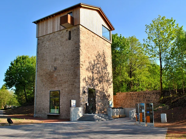 Die Korbacher Spalte - Fossilienfundstätte / Geofoyer Kalkturm Korbach
