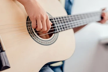 csm_Musik-Gitarre_AdobeStock_285311079_kegfire_dd7bb86b5a.jpg