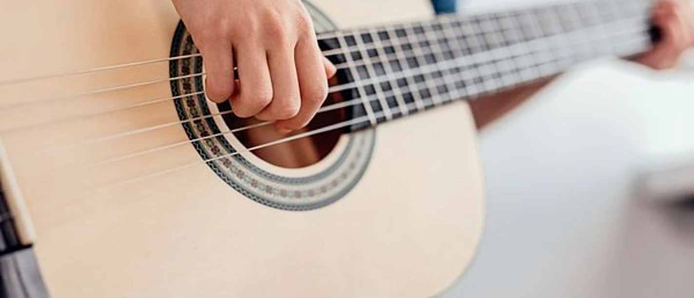csm_Musik-Gitarre_AdobeStock_285311079_kegfire_dd7bb86b5a.jpg