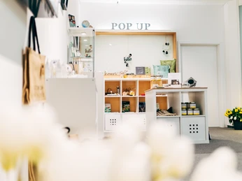 Pop Up Regal Ein heller Pop-up-Store mit Regalen voller dekorativer Produkte und Accessoires.