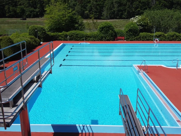 Sprungturm im Waldbad Sprungturm im Waldbad