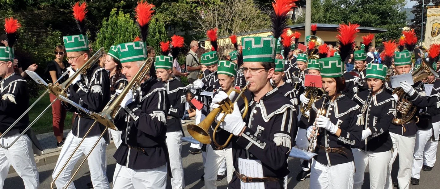 bergstreittag-schneeberg.jpg Musikkapelle in historischer Tracht marschiert bei einem Umzug mit Blechblasinstrumenten.
