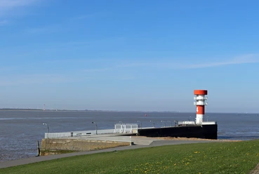 Mole 4, Brunsbüttel Rote Mole 4 mit Turm an der Elbe in Brunsbüttel