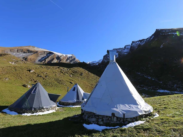 tipidorf-uebernachten-berge-schnee.jpg