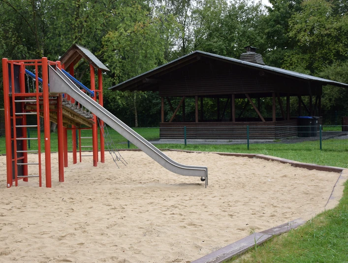 Ein historisches Stadtschild enthüllt die malerische Anmutung von Bad Driburg in Nordrhein-Westfalen.