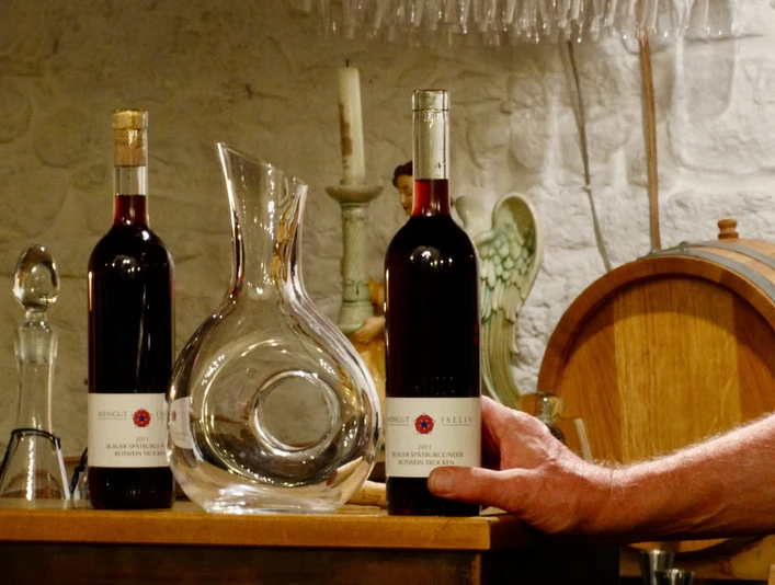 Weingut Iselin Weinprobe Weinflaschen Dekanter Rotwein Weingut Iselin Weinprobe Weinflaschen Dekanter Rotwein