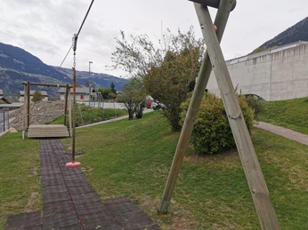 Spielplatz-Ried-Brig-Schulhaus (4).jpg Bild von der Spiel-SeilbahnPicture of the toy cable carPhoto de la télécabine ludique