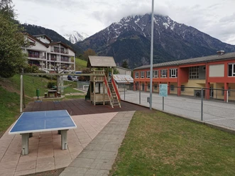 Spielplatz-Ried-Brig-Schulhaus (3).jpg Bild vom Tischtennistisch und dem Kletterturm