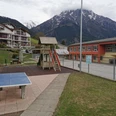 Spielplatz-Ried-Brig-Schulhaus (3).jpg Bild vom Tischtennistisch und dem KletterturmPicture of the table tennis table and the climbing towerPhoto de la table de ping-pong et de la tour d'escalade